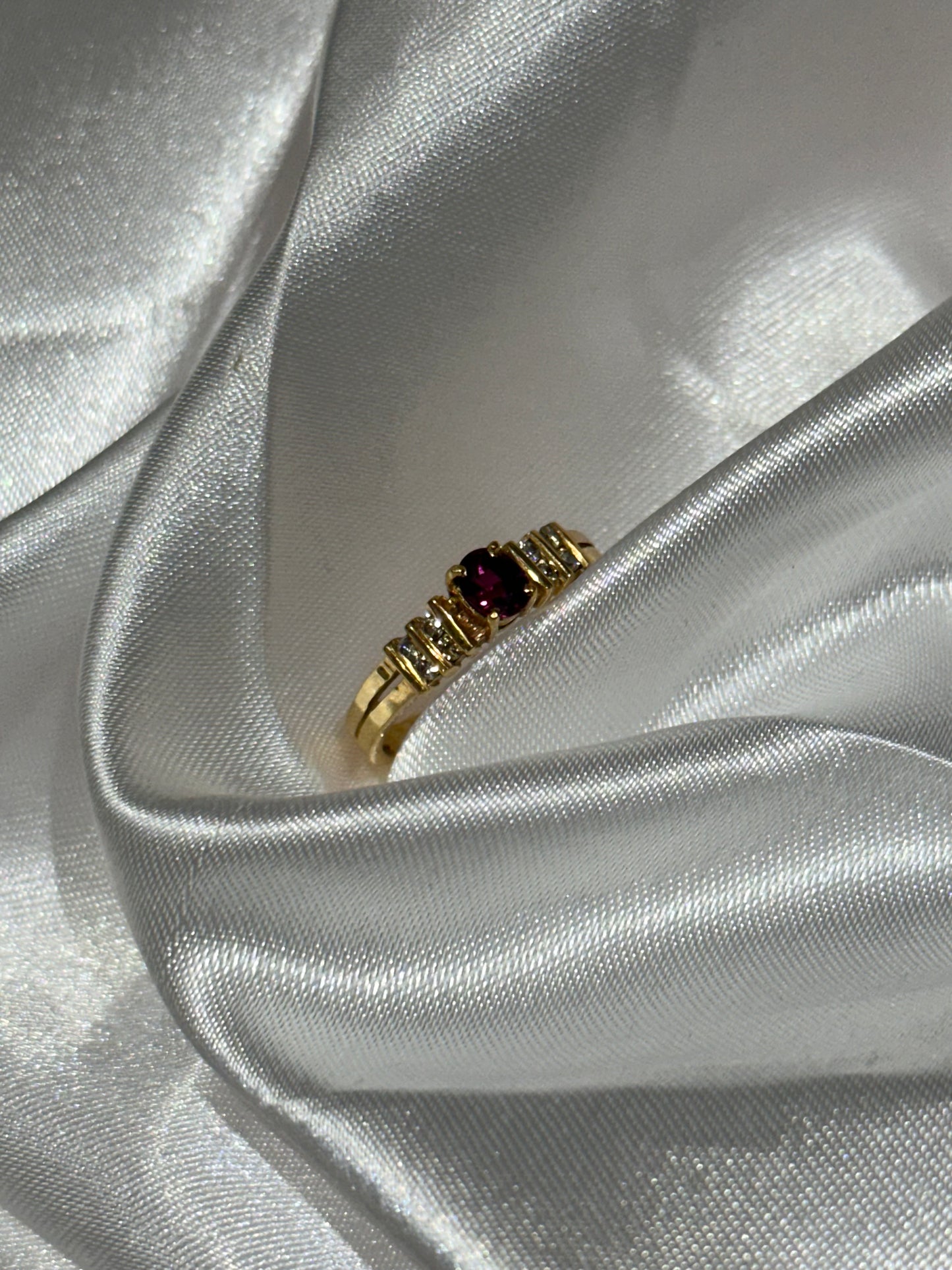 18k gold ruby and diamonds ring - Size 6