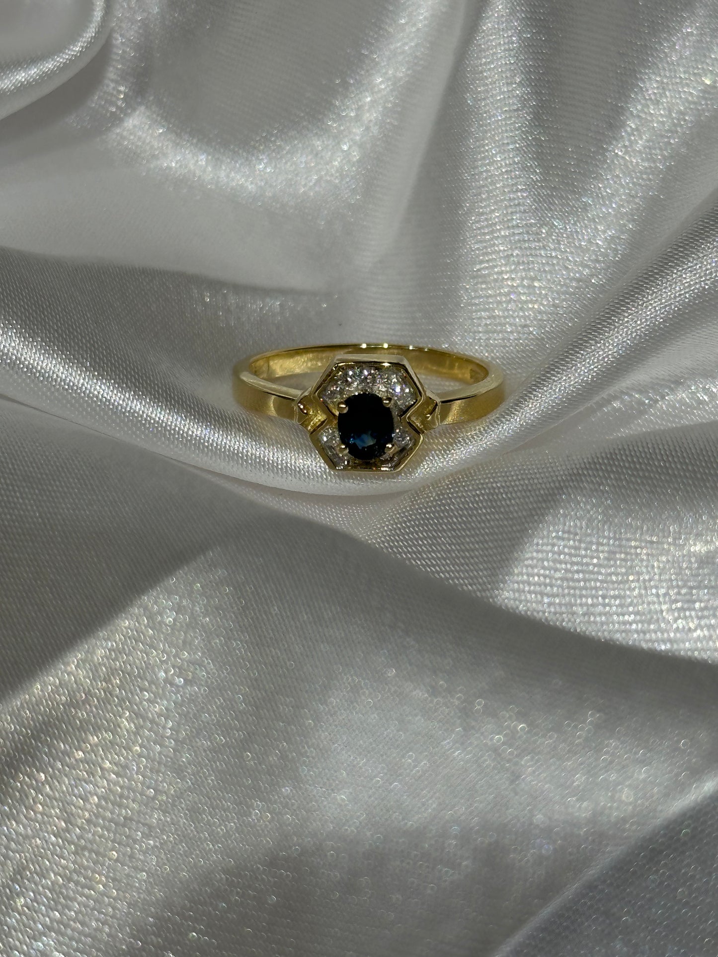 18k gold sapphire and diamond ring - Size 6 1/2