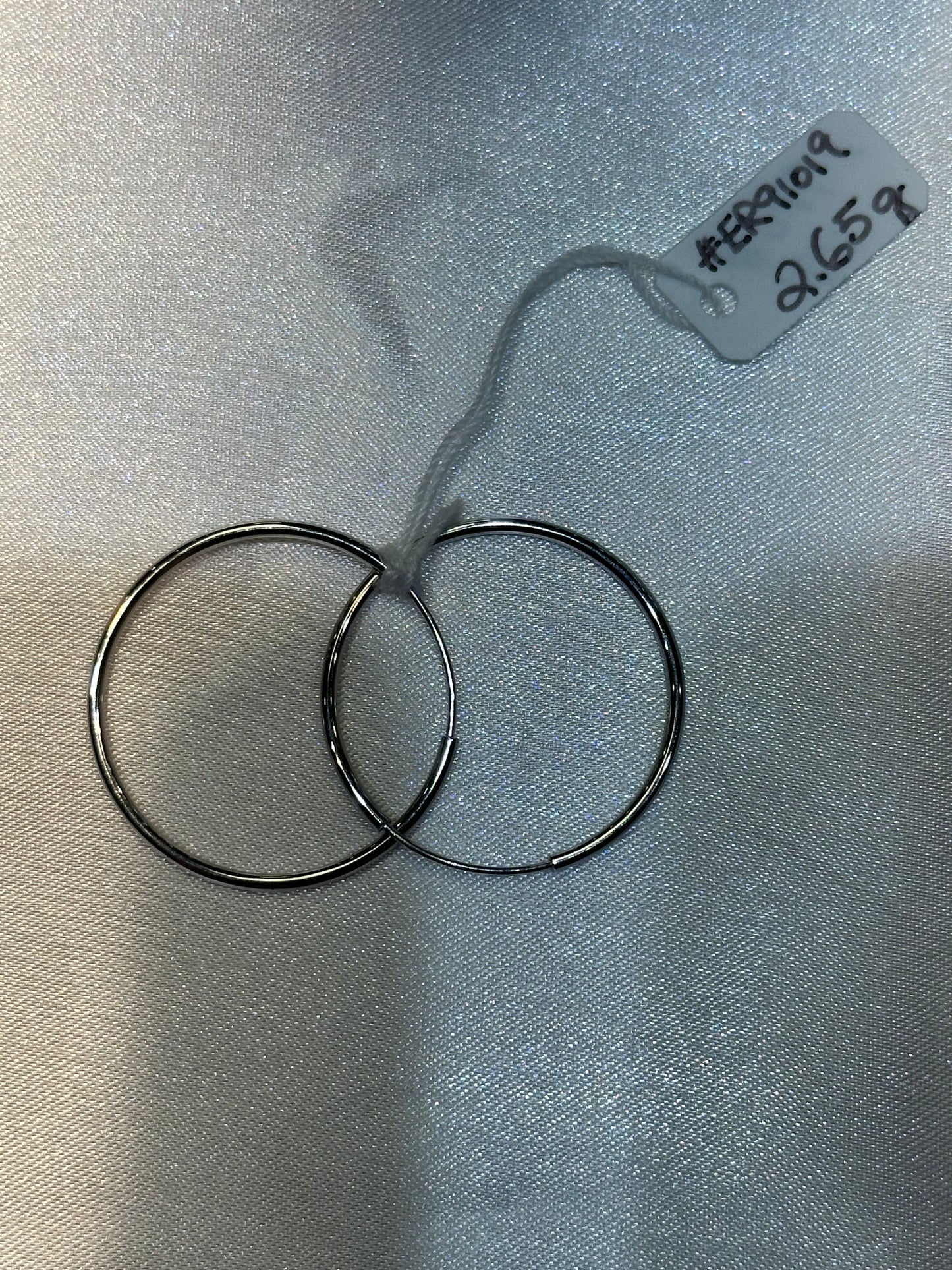 18k White Gold Medium Hoop Earrings