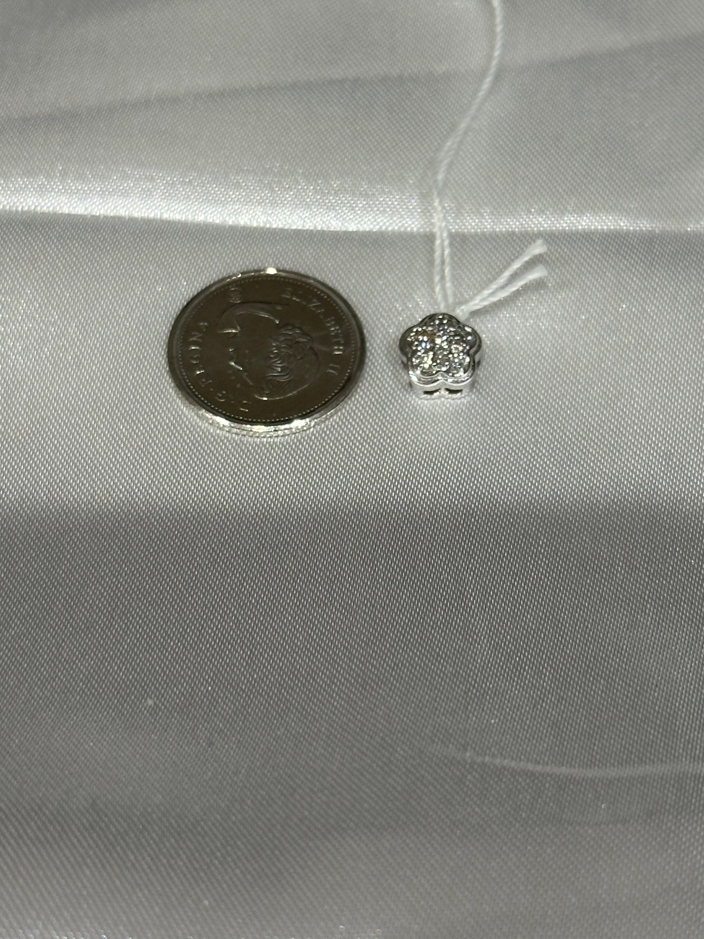 18k gold Dainty Flower Diamond Pendant