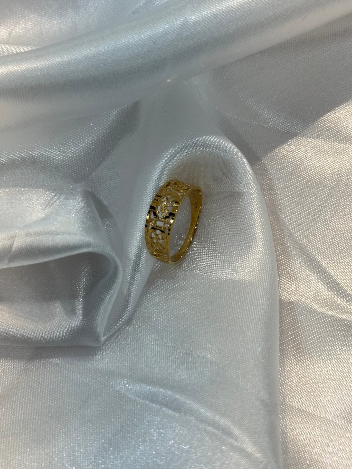 18k Gold Ring - Size 5 3/4