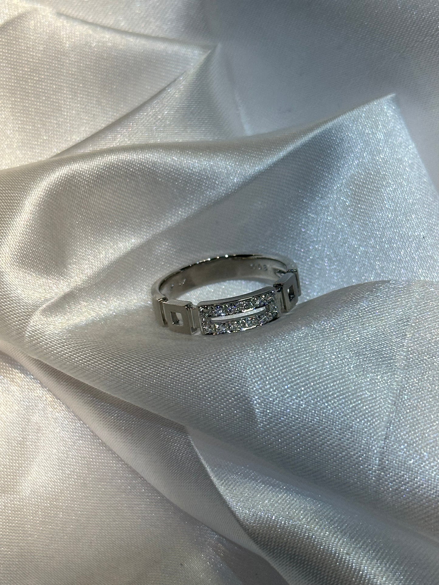 18k diamond encrusted ring - Size 6 1/2