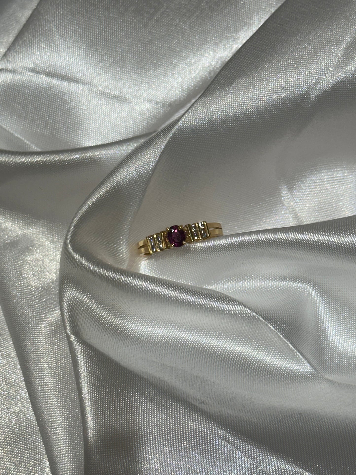 18k gold ruby and diamonds ring - Size 6