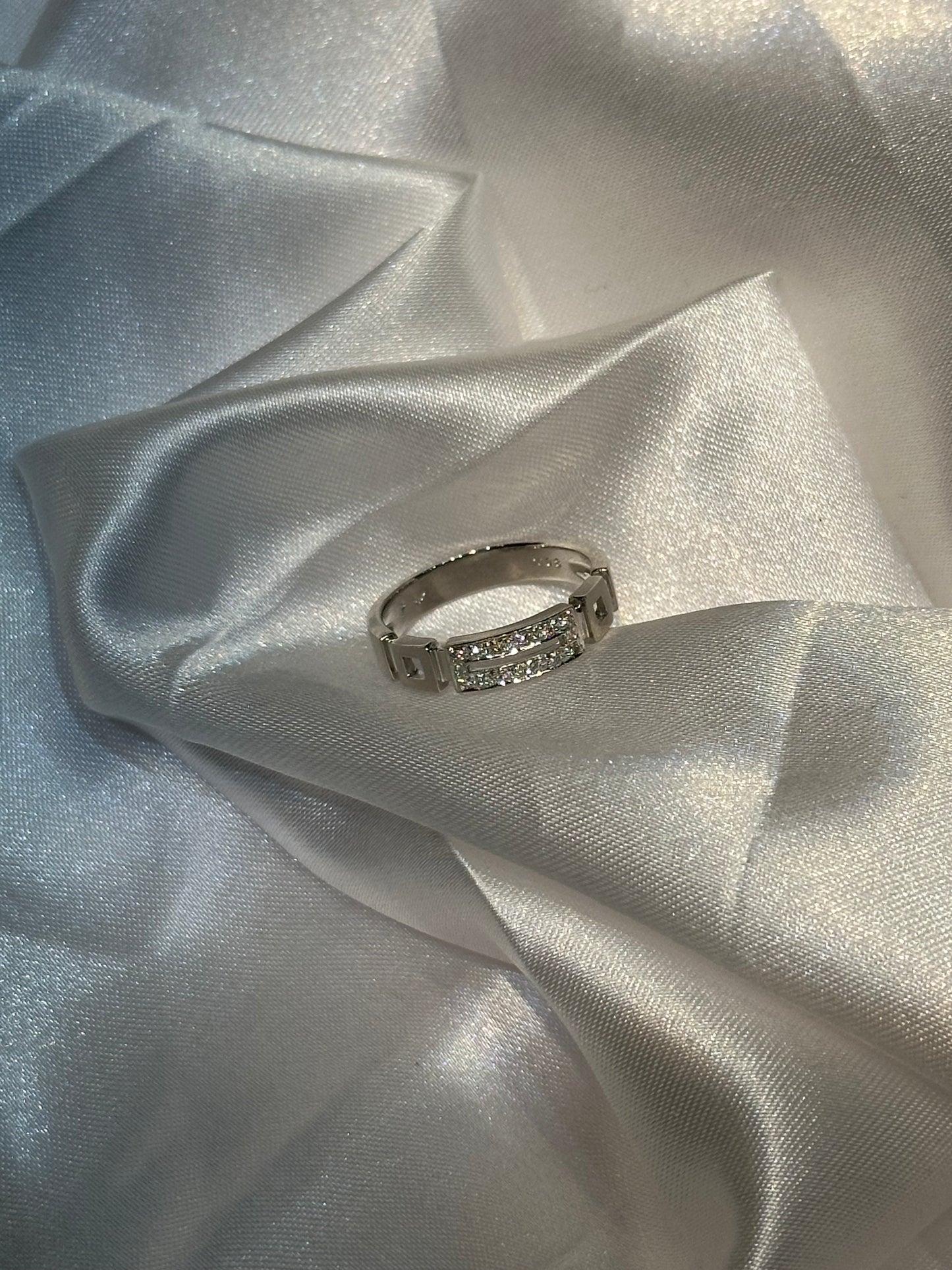 18k diamond encrusted ring - Size 6 1/2
