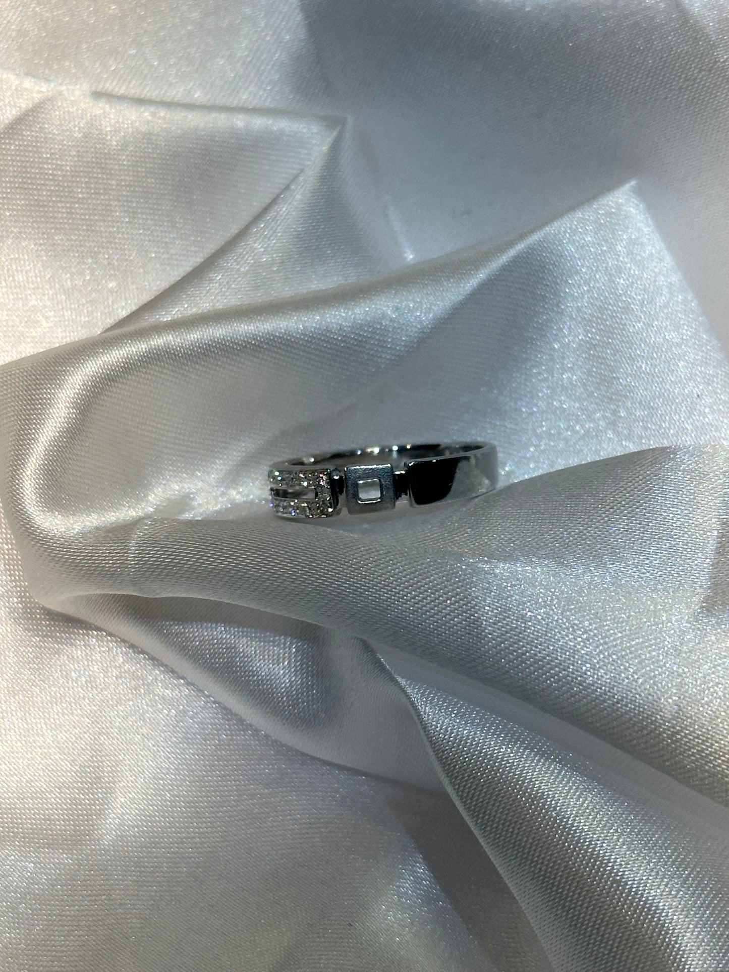 18k diamond encrusted ring - Size 6 1/2