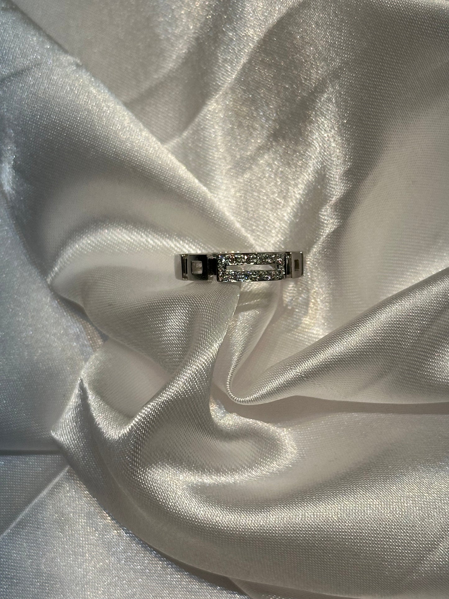 18k diamond encrusted ring - Size 6 1/2