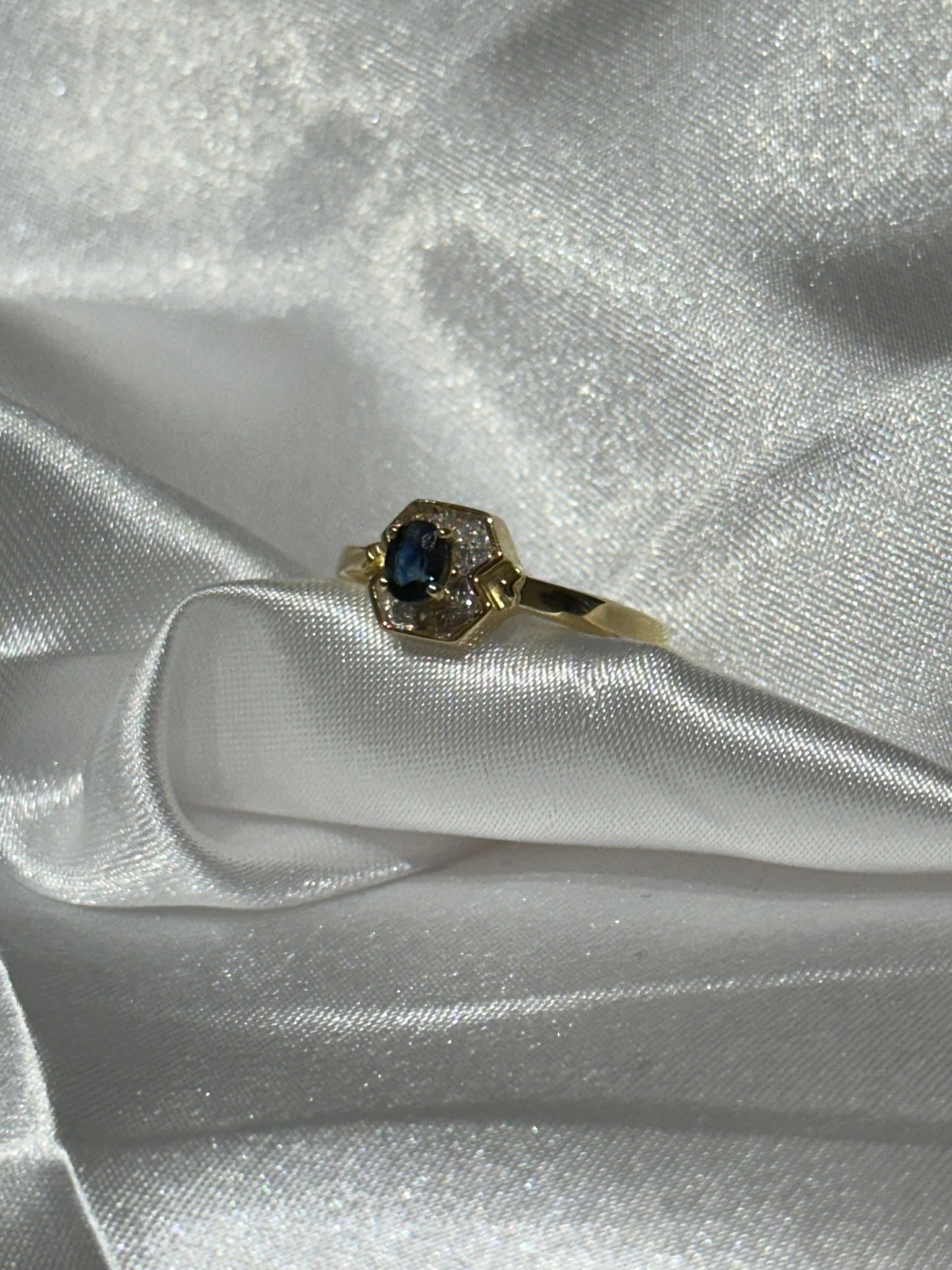 18k gold sapphire and diamond ring - Size 6 1/2