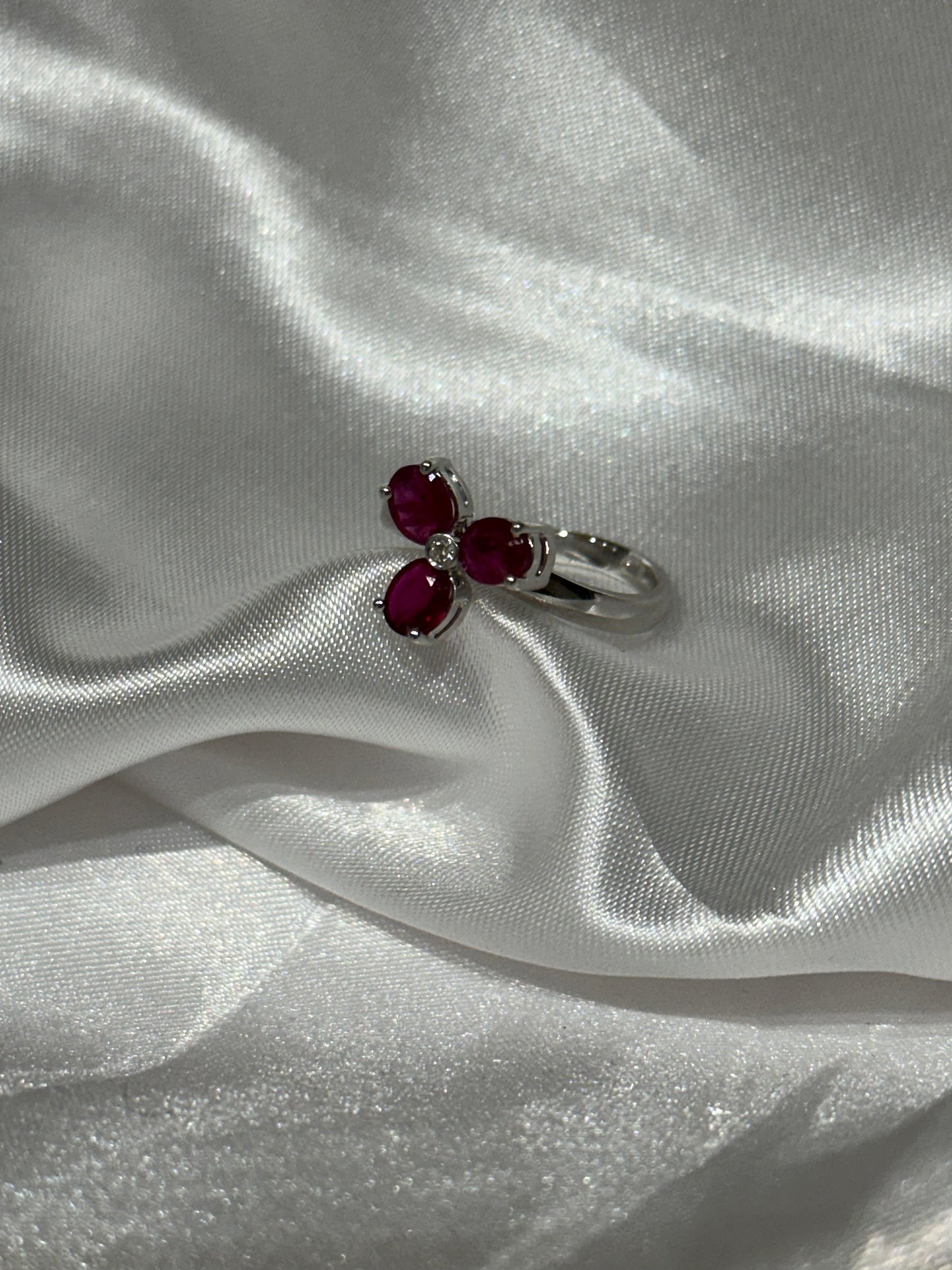 18k gold ruby flower ring - Size 6 1/4