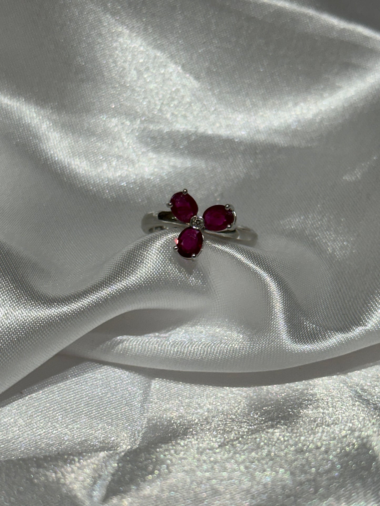 18k gold ruby flower ring - Size 6 1/4