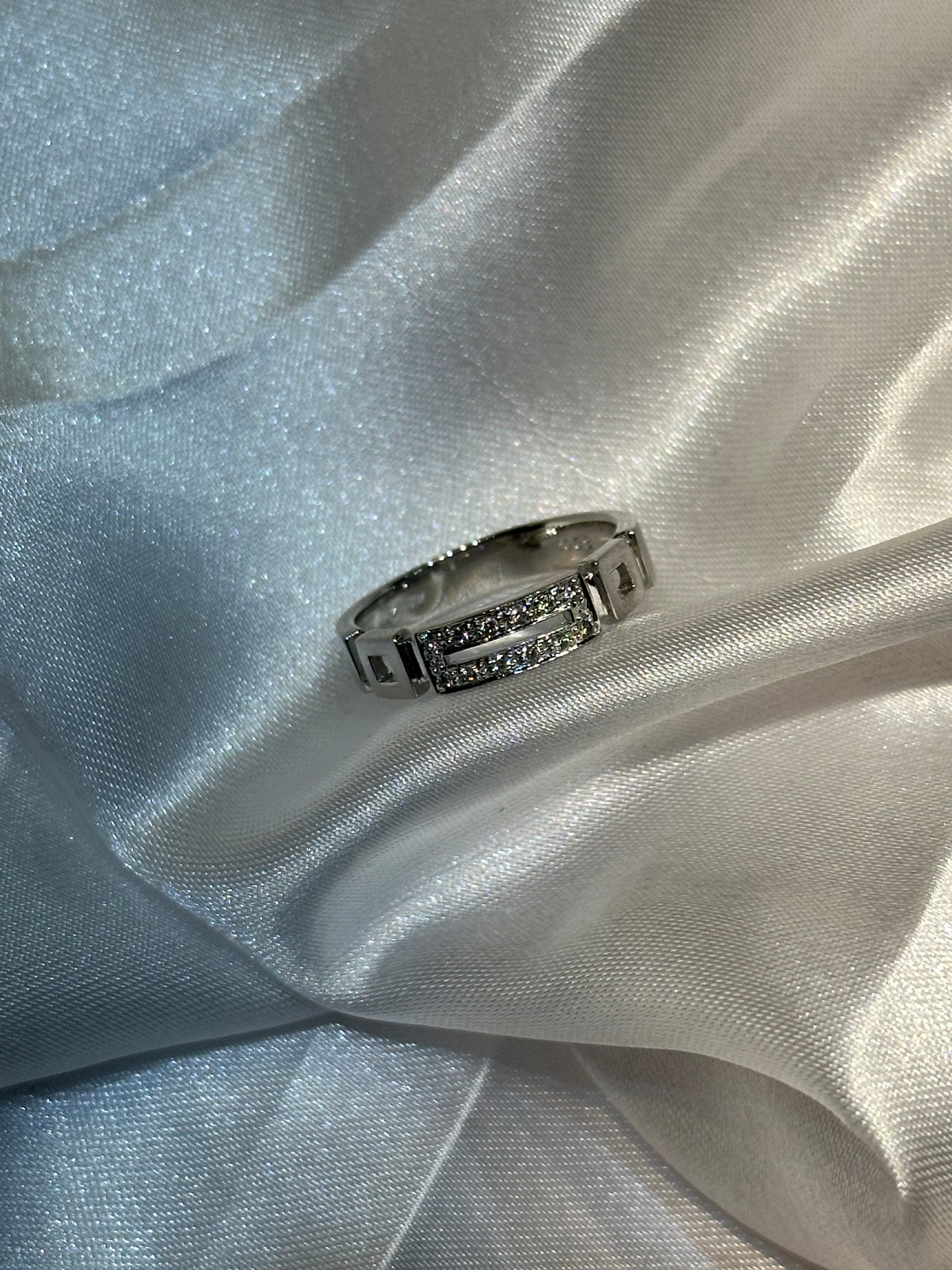 18k diamond encrusted ring - Size 6 1/2