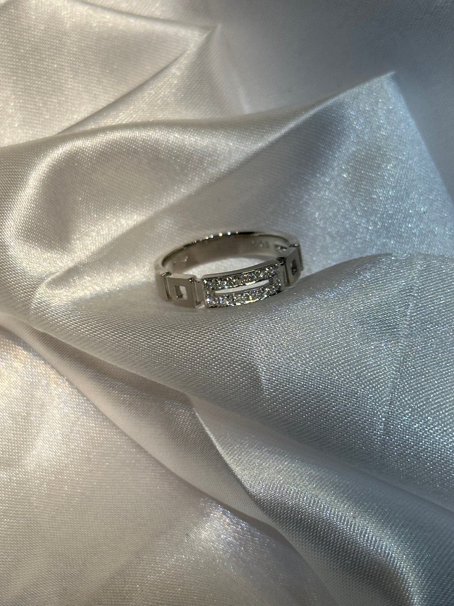 18k diamond encrusted ring - Size 6 1/2