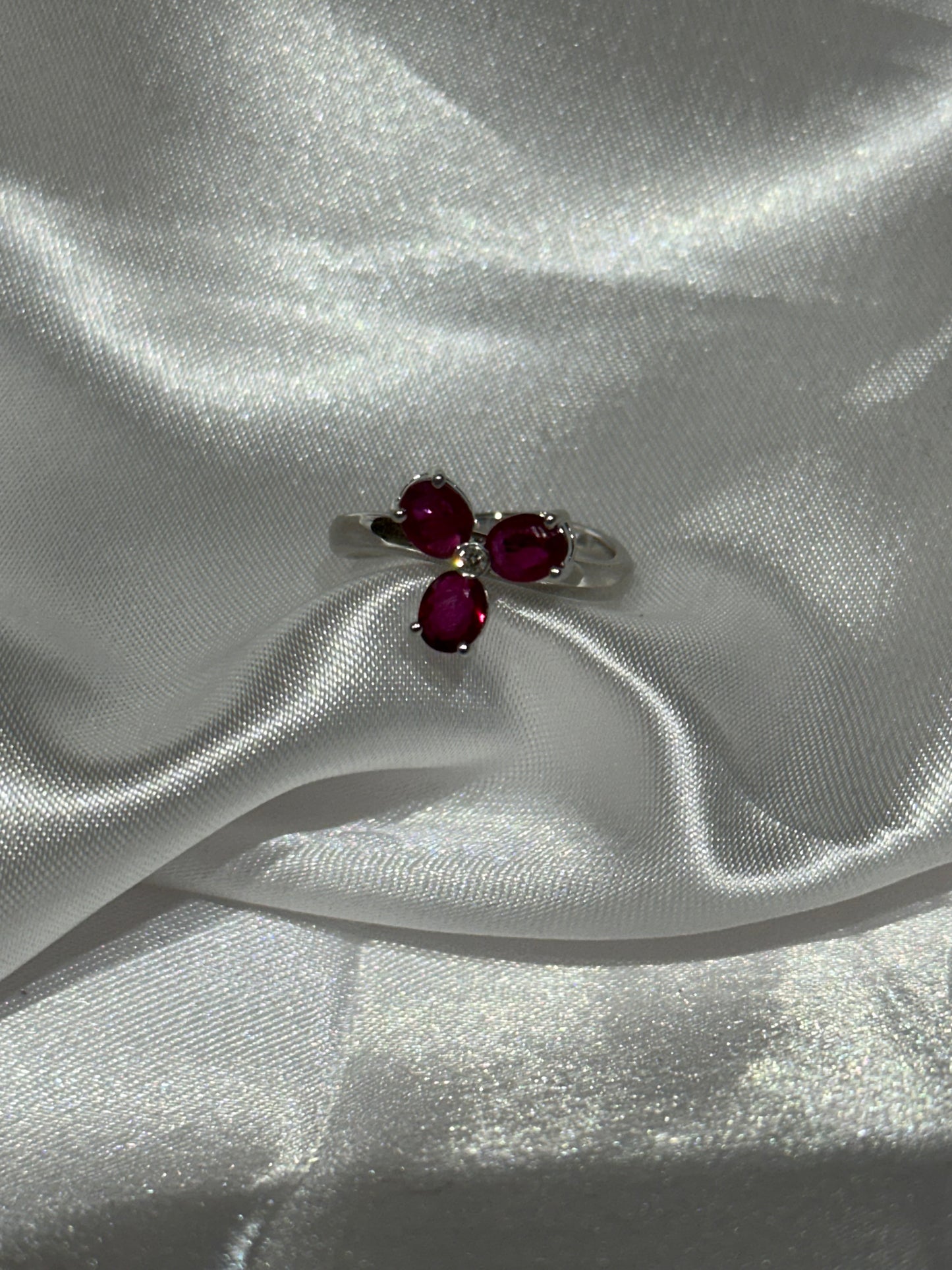 18k gold ruby flower ring - Size 6 1/4