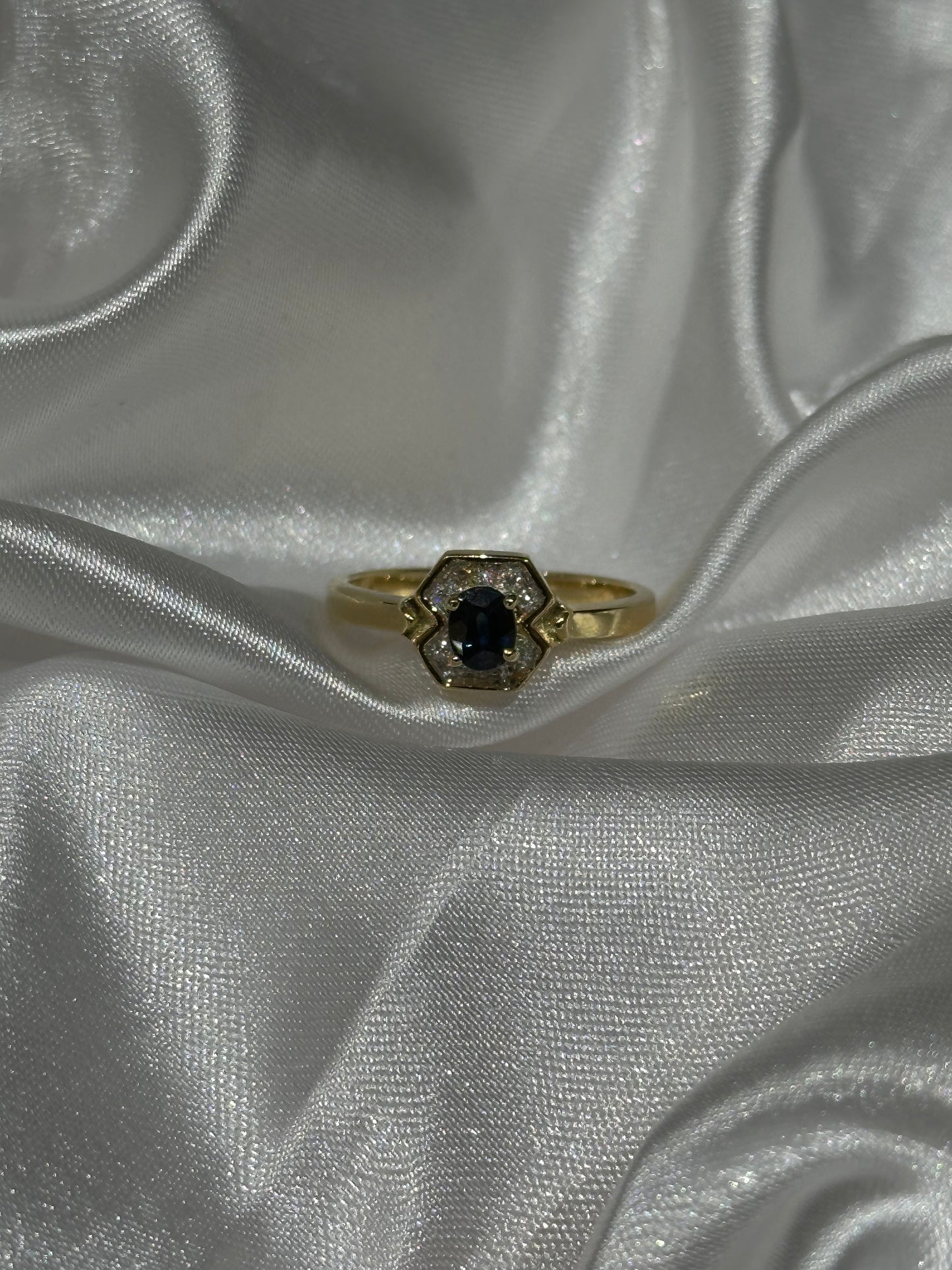 18k gold sapphire and diamond ring - Size 6 1/2