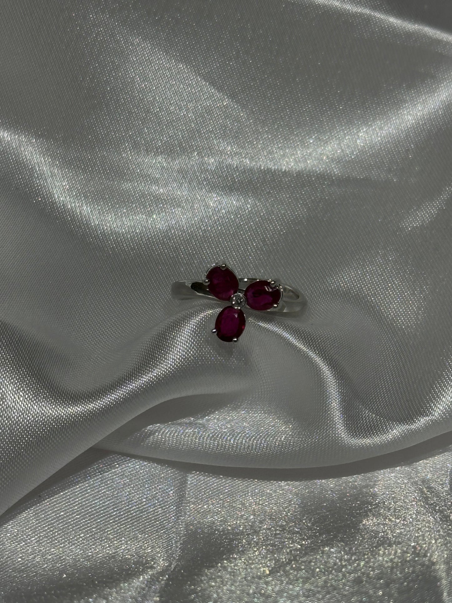 18k gold ruby flower ring - Size 6 1/4
