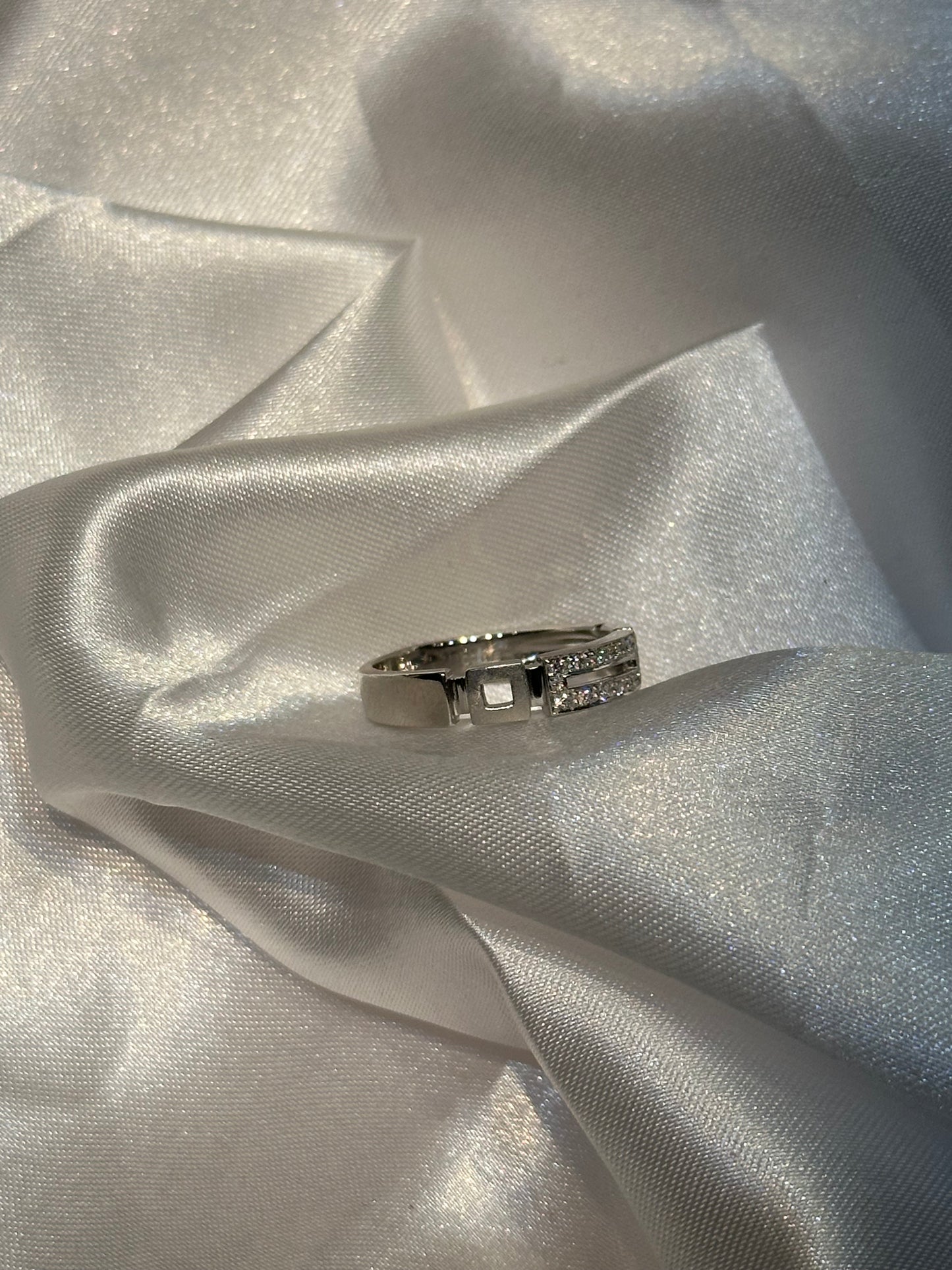 18k diamond encrusted ring - Size 6 1/2