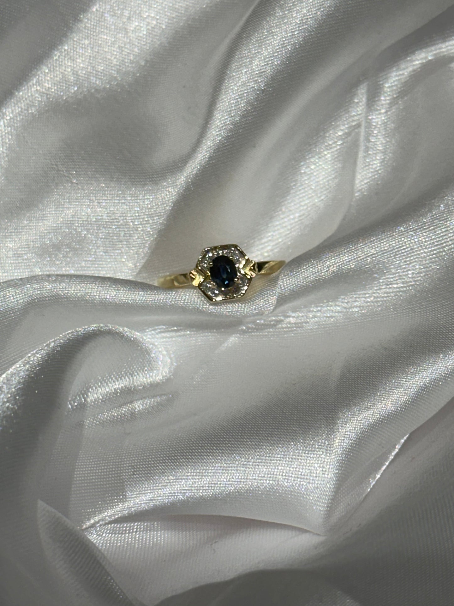 18k gold sapphire and diamond ring - Size 6 1/2