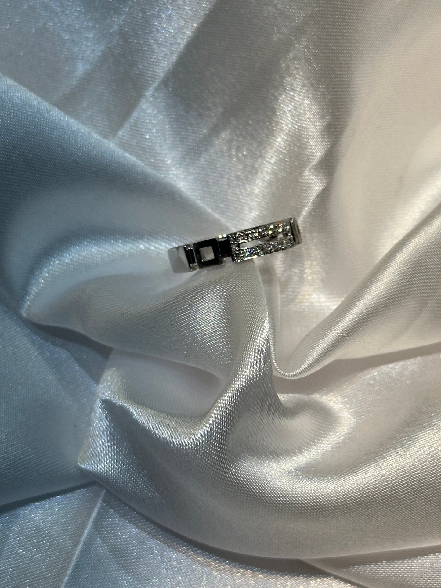 18k diamond encrusted ring - Size 6 1/2