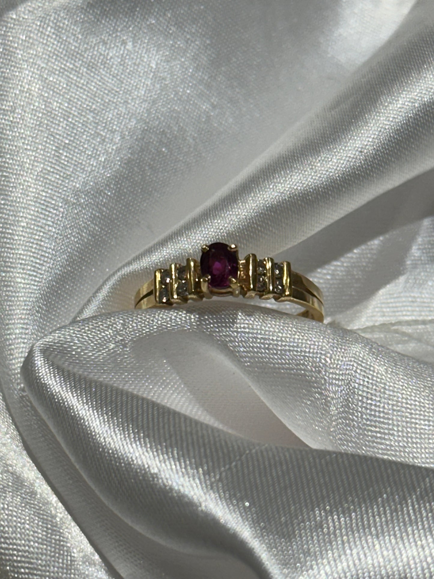 18k gold ruby and diamonds ring - Size 6