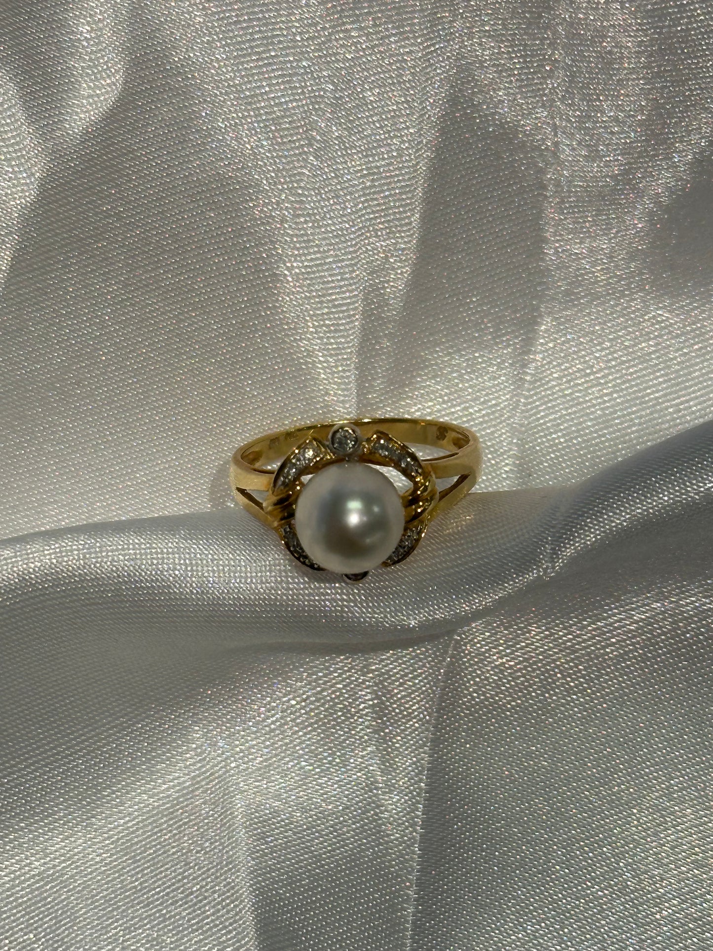 18k Pearl and Diamond Ring - Size 6.5