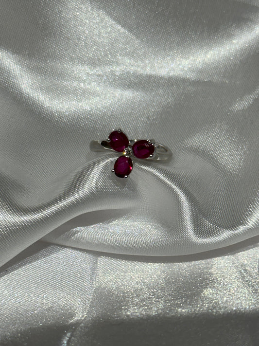 18k gold ruby flower ring - Size 6 1/4