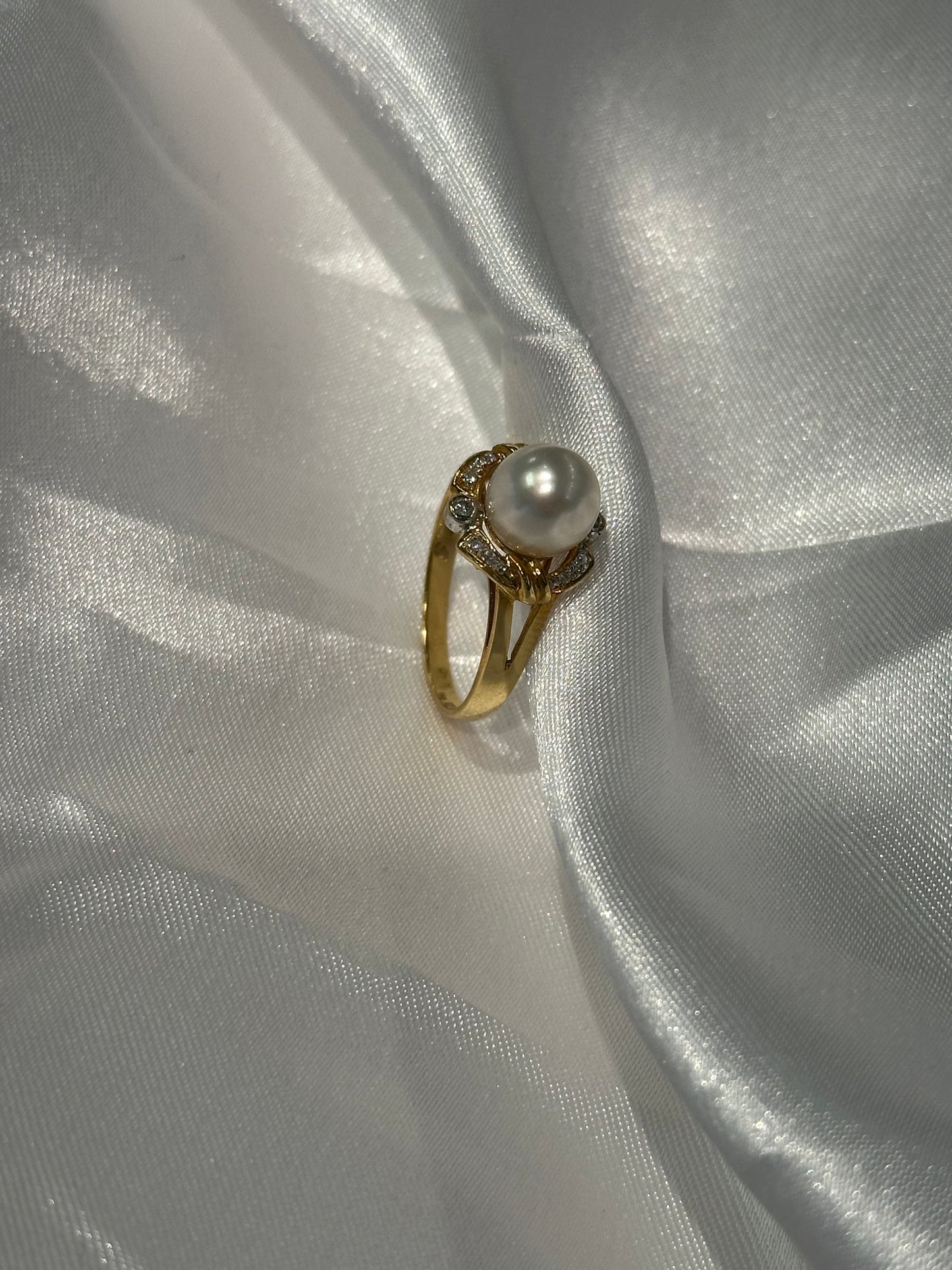 18k Pearl and Diamond Ring - Size 6.5